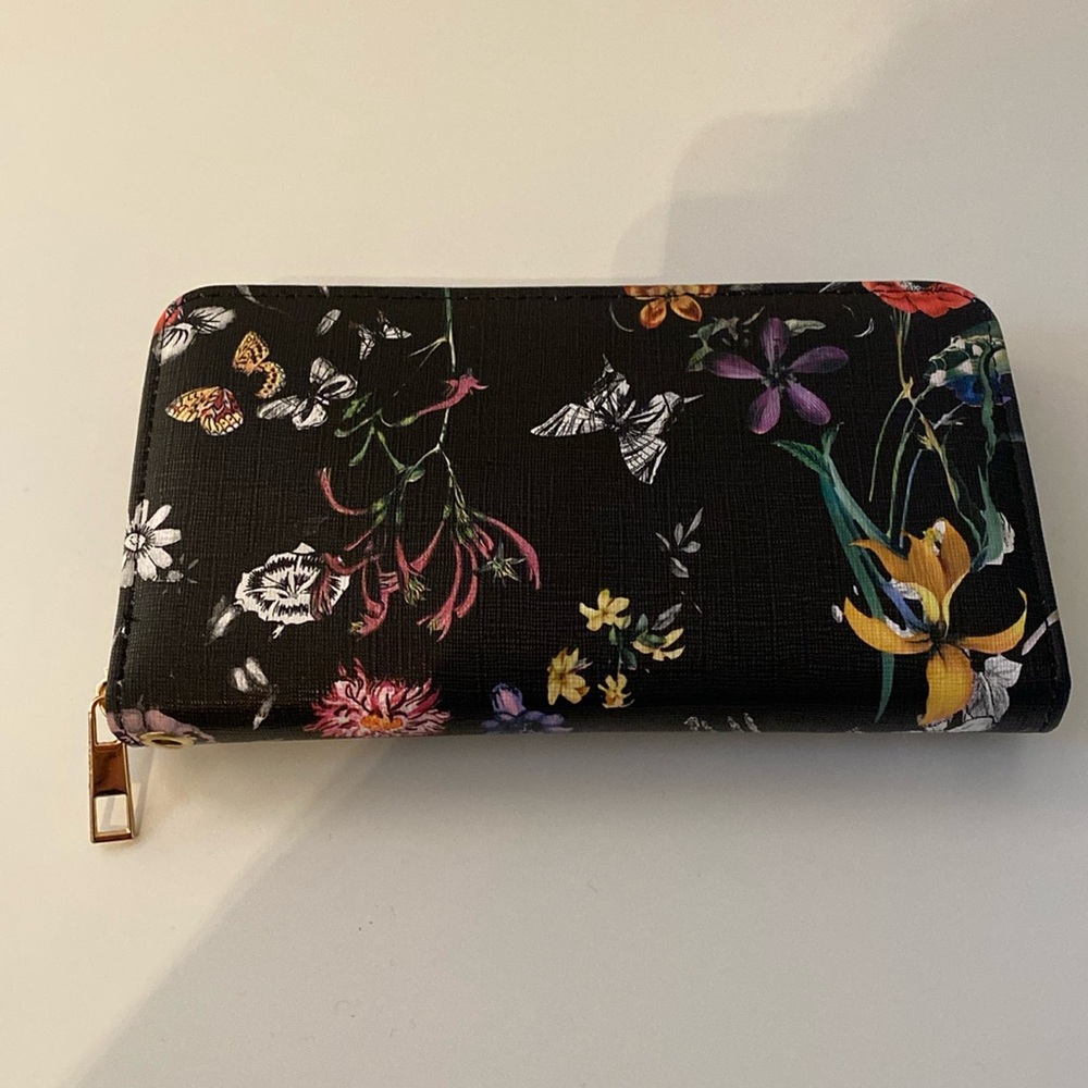 NWT/BRAND NEW Boutique Floral and Butterfly Zippy Wallet with Wristlet Strap